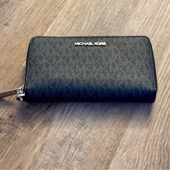 Michael Kors Jet Set Travel Wallet - Picture 2 of 9